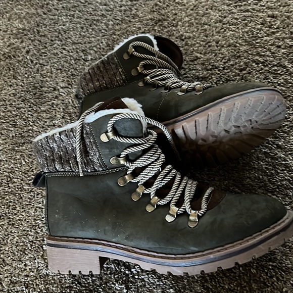 Hunter green 🥾  boots !! - Picture 2 of 8